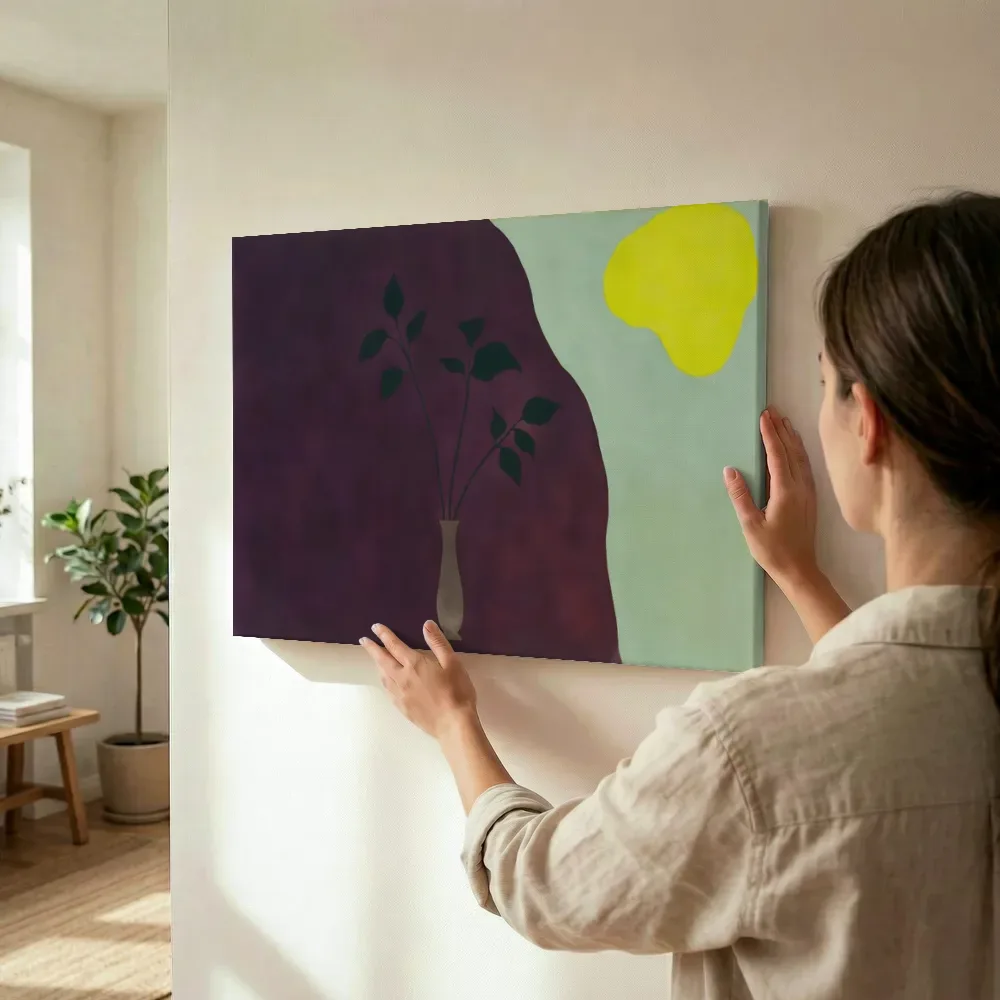 Sfeerimpressie: Drie stelen in een vaas in aubergine en mint terwijl het wordt opgehangen