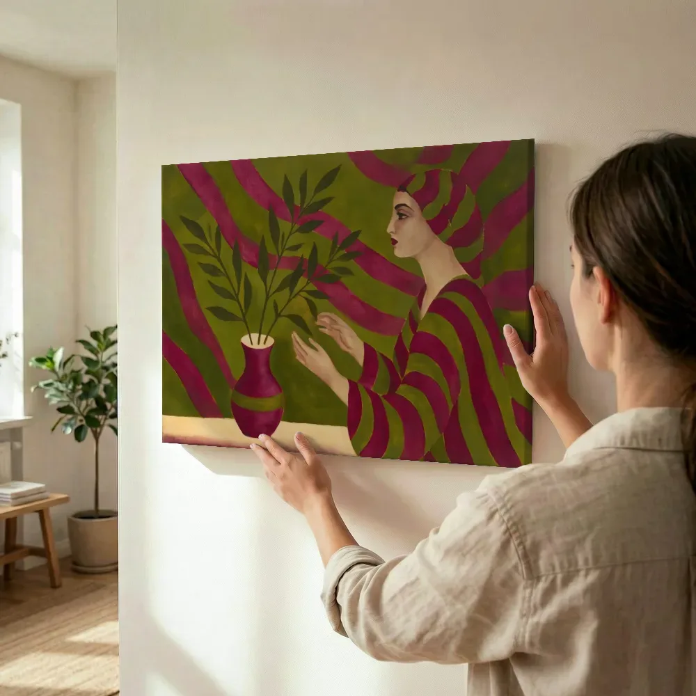 Sfeerimpressie: Drie stelen in een vaas in magenta en olijfgroen terwijl het wordt opgehangen