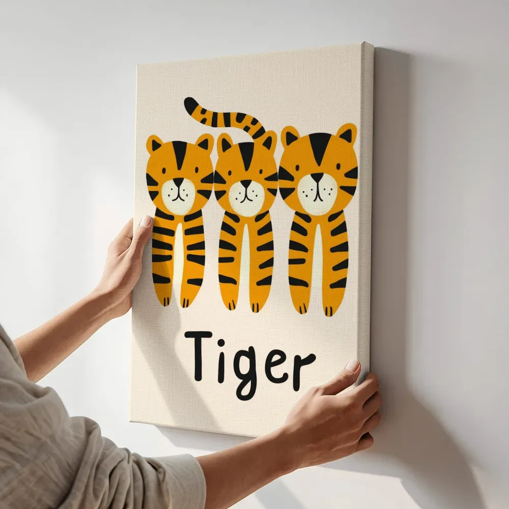Sfeerimpressie: Drie tijgerwelpjes terwijl het aan de muur wordt gehangen