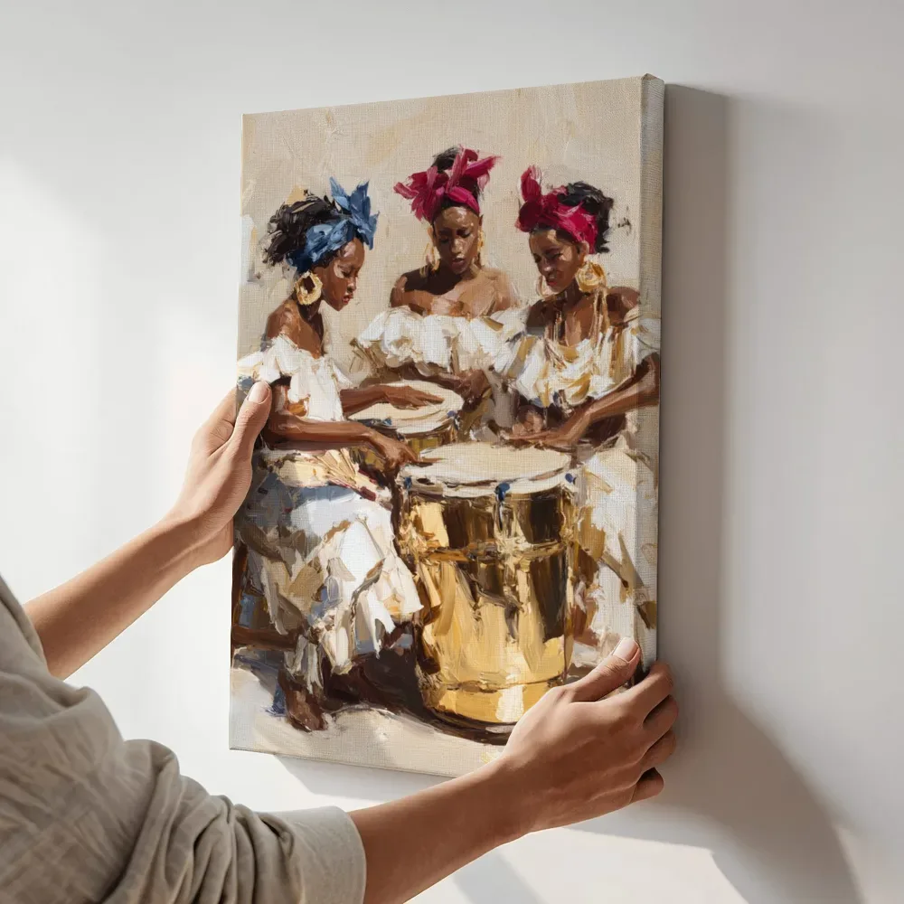 Sfeerimpressie: Drie vrouwen op congatrommels terwijl het aan de muur wordt gehangen