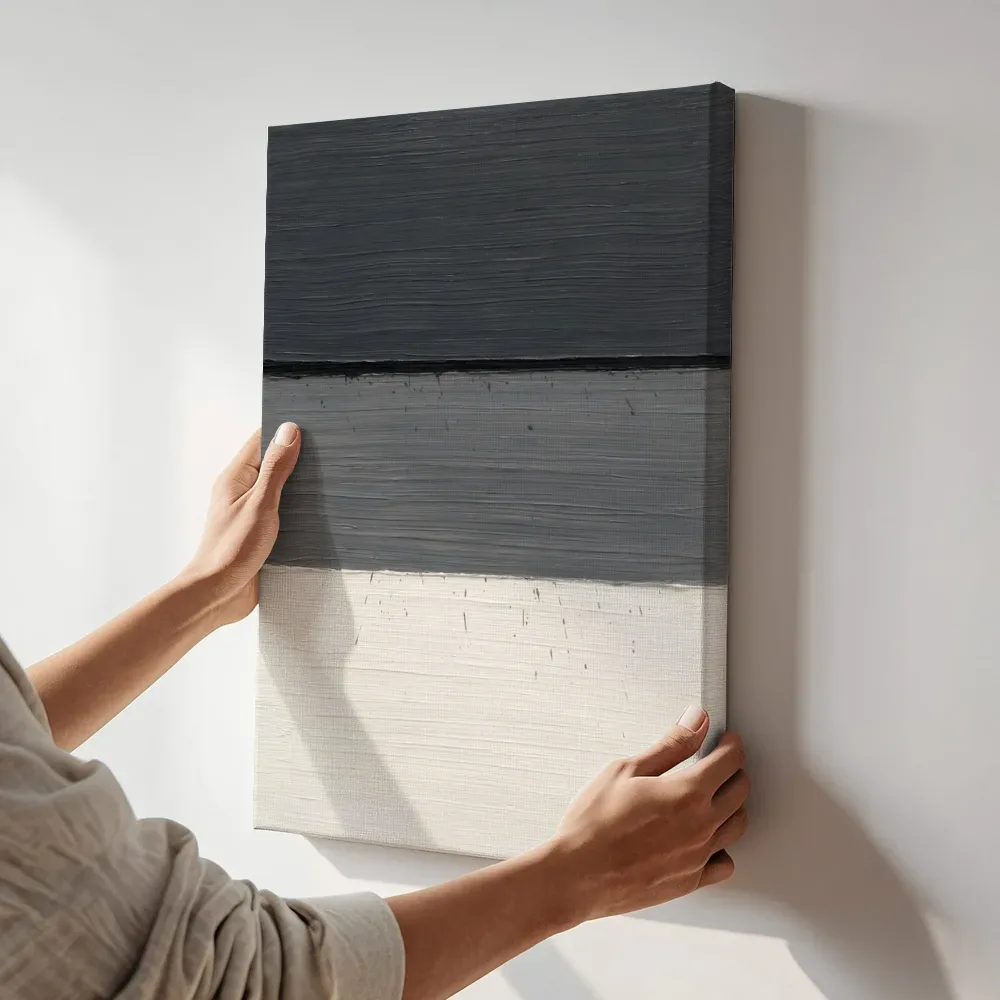 Sfeerimpressie: Drievoudige Horizon Kwastslag in Grafiet Mono terwijl het aan de muur wordt gehangen