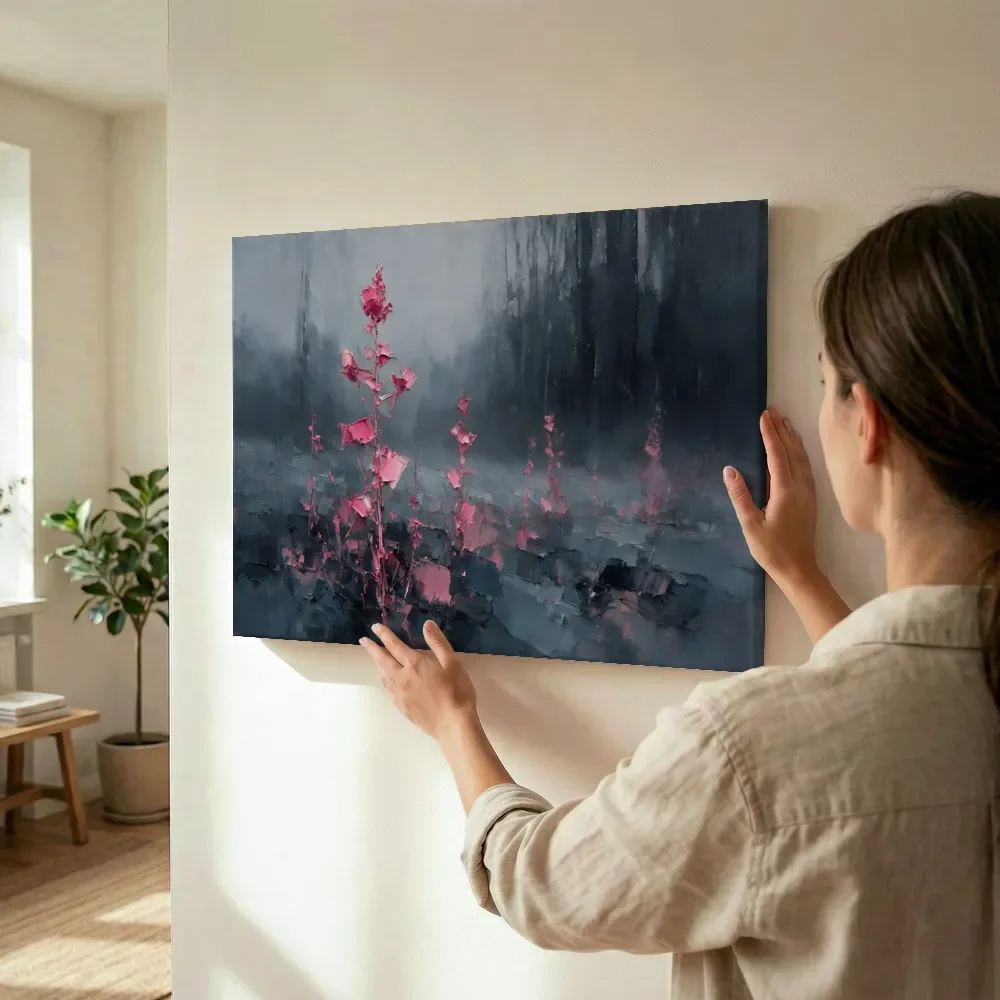 Sfeerimpressie: Droogbloem aan de bosrand in fuchsia terwijl het wordt opgehangen