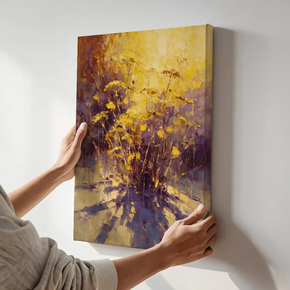 Sfeerimpressie: Droogbloem in groepjes in zwavelviolet terwijl het aan de muur wordt gehangen