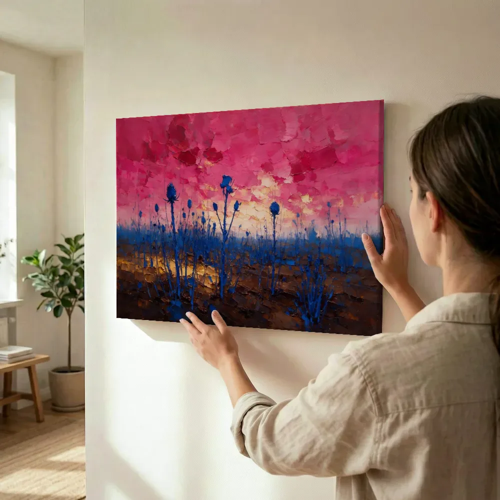 Sfeerimpressie: Droogbloem onder een storm in kobaltmagenta terwijl het wordt opgehangen