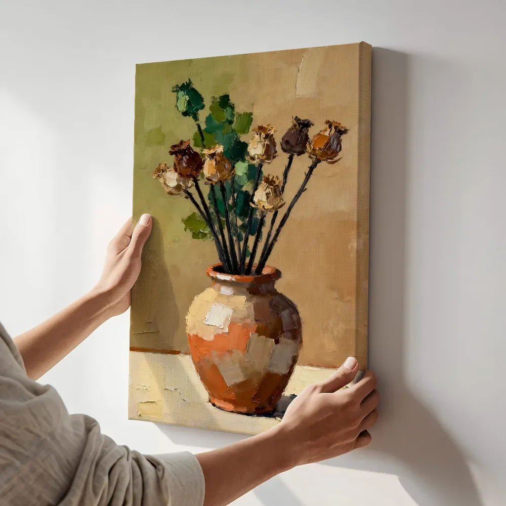 Sfeerimpressie: Droogbloemen in een aarden vaas terwijl het aan de muur wordt gehangen