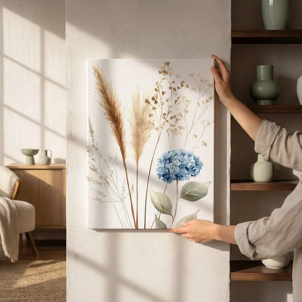 Sfeerimpressie: Droogbloemen met blauwe hortensia naast de kast
