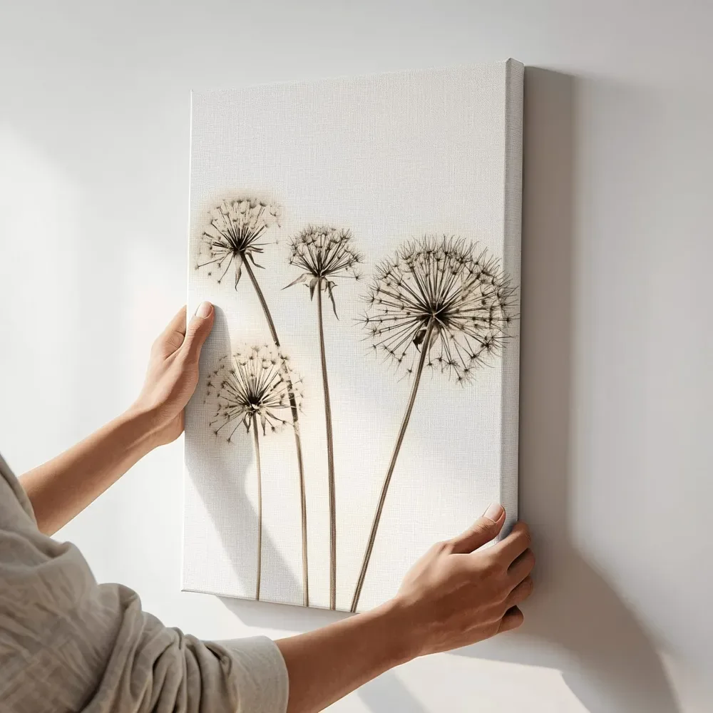 Sfeerimpressie: Droogbloemen zaadbollen sepia terwijl het aan de muur wordt gehangen