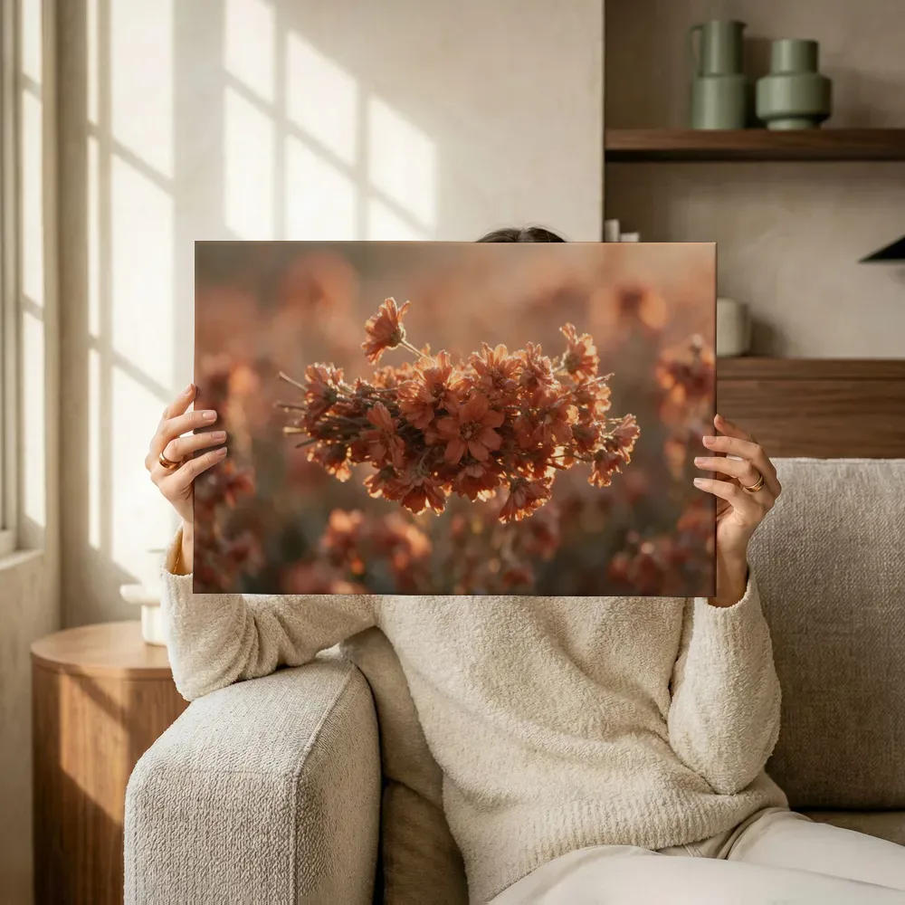 Sfeerimpressie: Droogboeket in het gouden uur, warm terracotta 5 terwijl het omhoog wordt gehouden