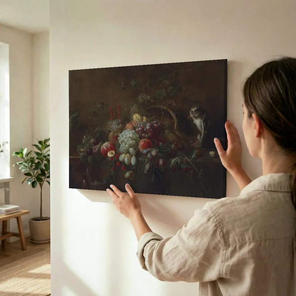 Sfeerimpressie: Druiven, appels, pruimen en vijgen op een tafel, met een aap bij een omgevallen mand van Adriaen van Utrecht terwijl het wordt opgehangen