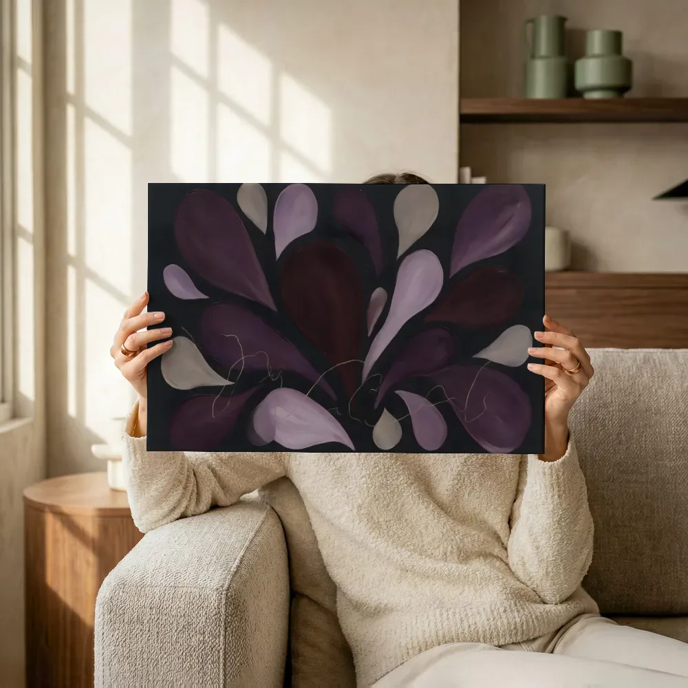 Sfeerimpressie: Druppelvormen Retro Shapes in aubergine terwijl het omhoog wordt gehouden