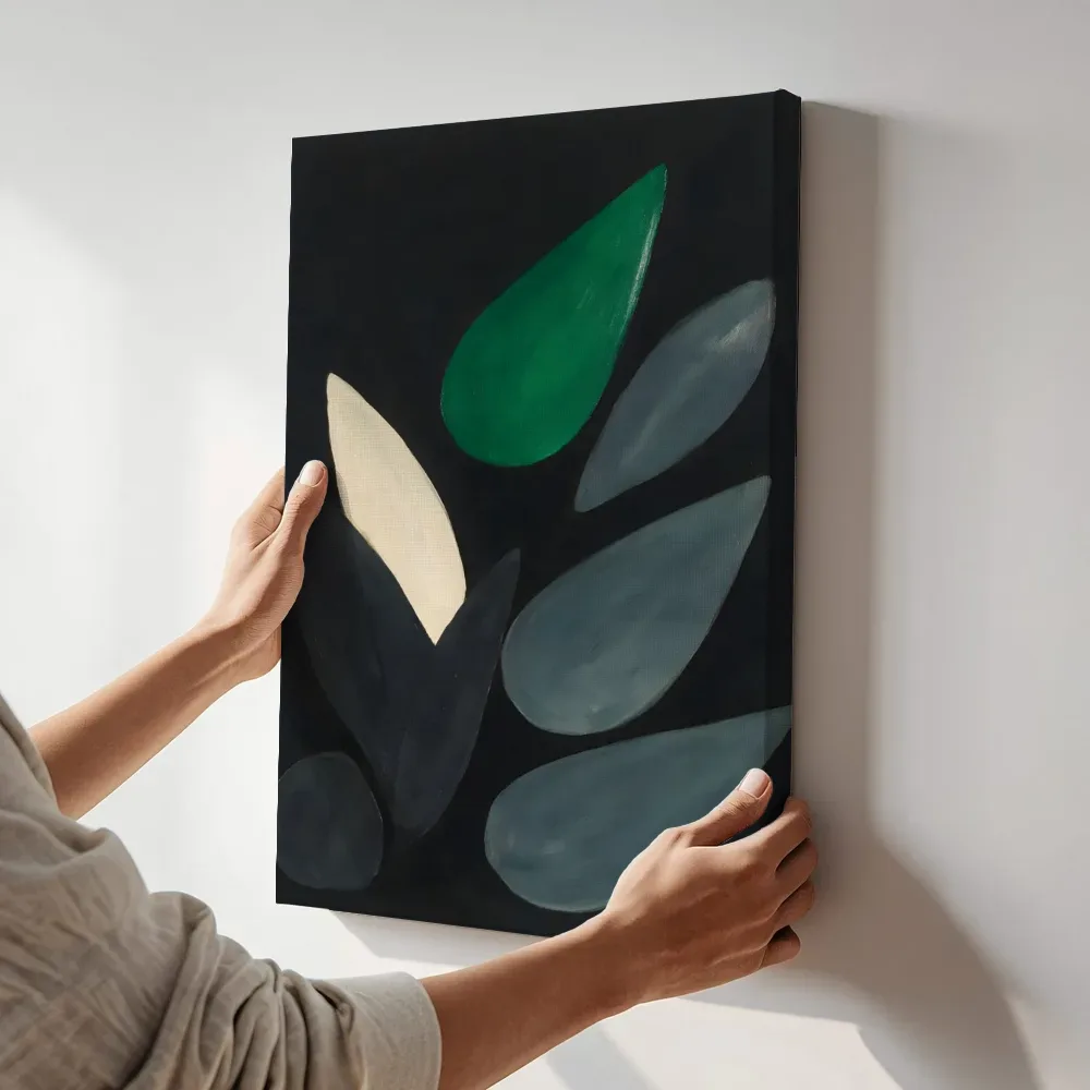 Sfeerimpressie: Druppelvormen Retro Shapes in houtskoolgrijs 2 terwijl het aan de muur wordt gehangen