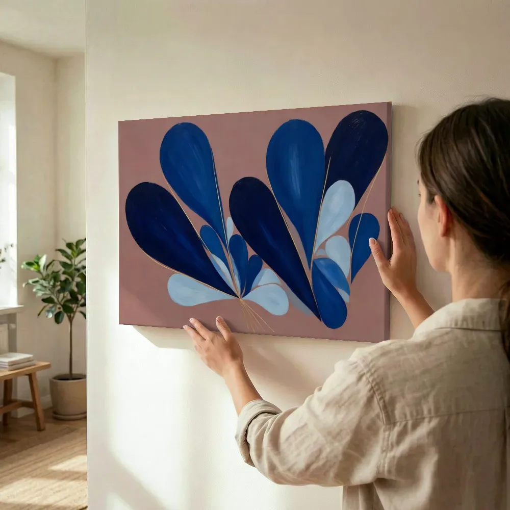 Sfeerimpressie: Druppelvormen Retro Shapes in middernachtindigo terwijl het wordt opgehangen
