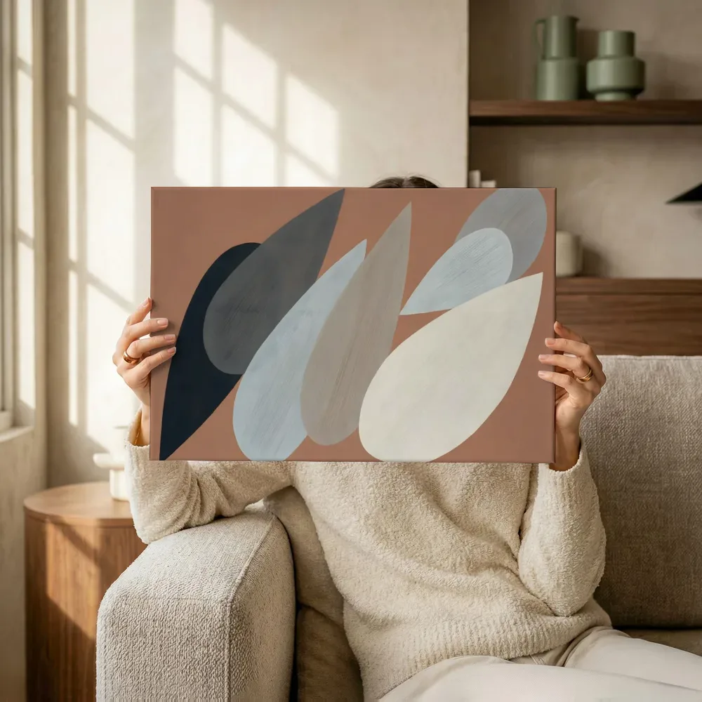 Sfeerimpressie: Druppelvormen Retro Shapes in steengrijs terwijl het omhoog wordt gehouden