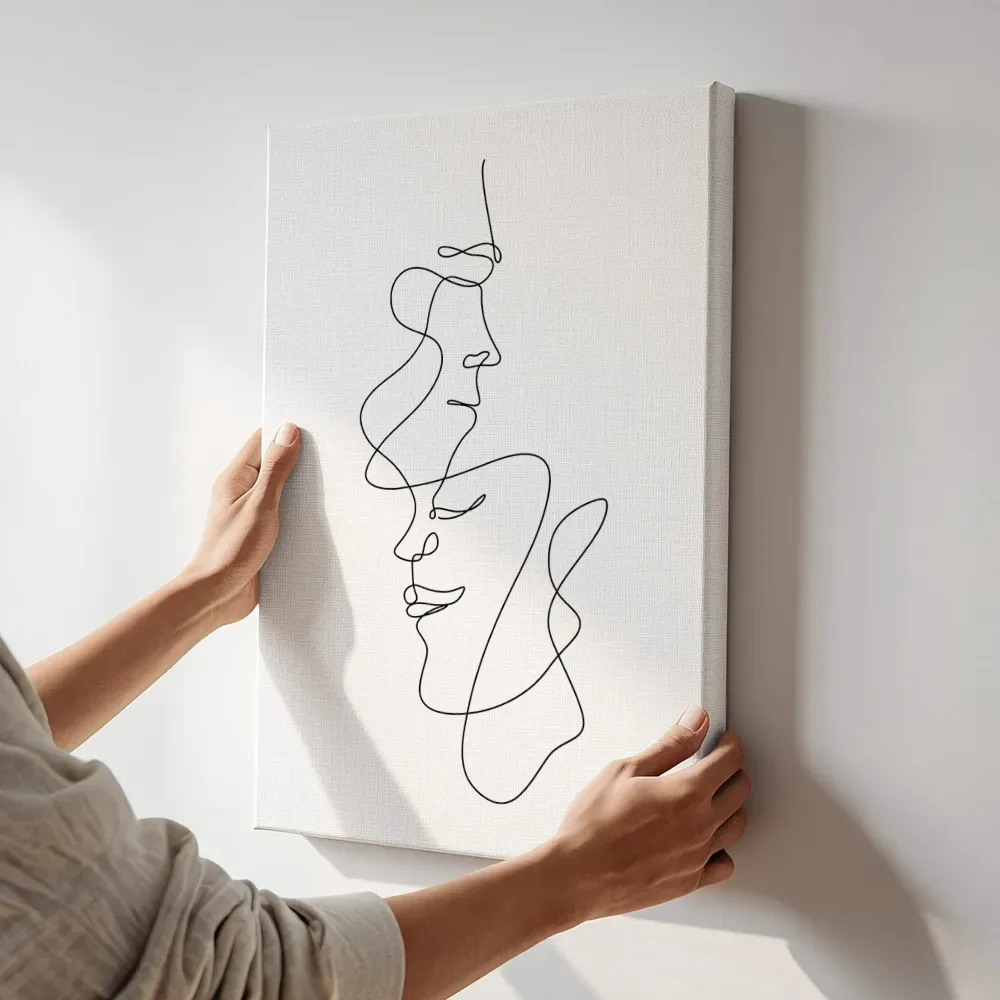 Sfeerimpressie: Dubbel lijntekening portret terwijl het aan de muur wordt gehangen