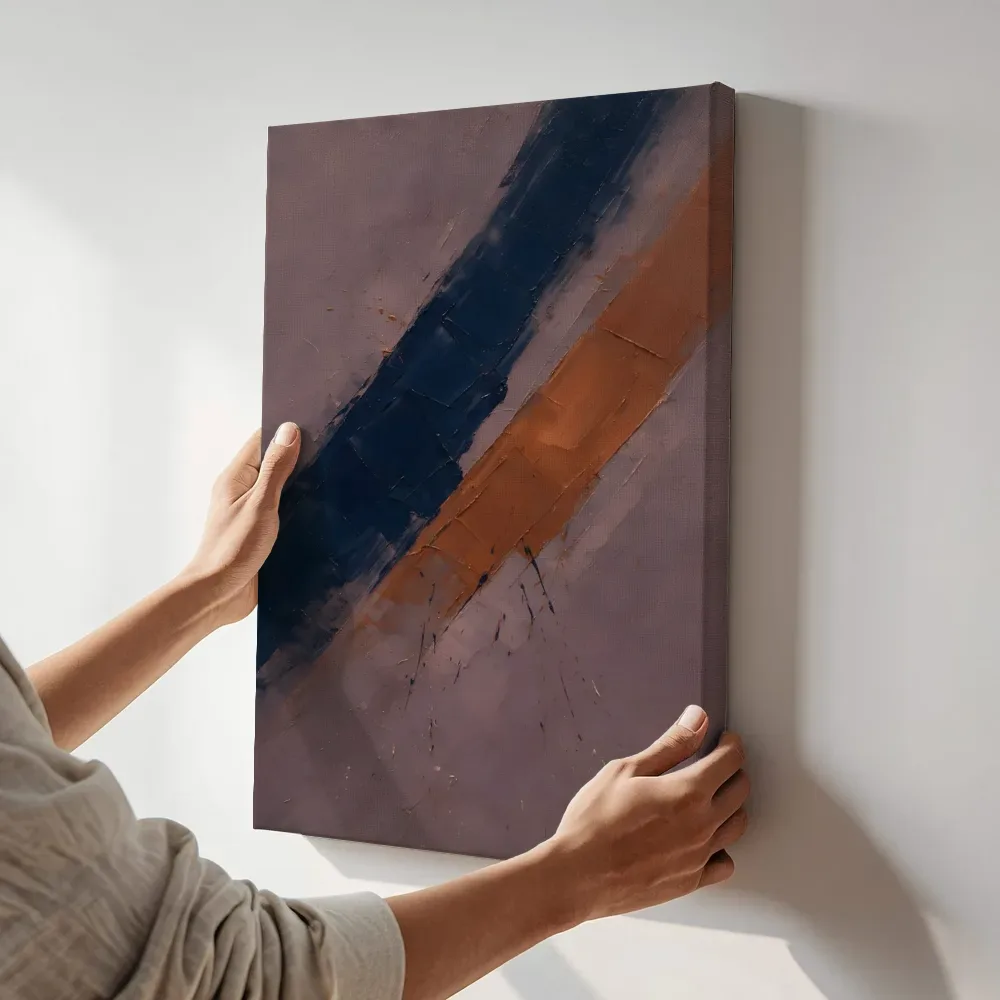 Sfeerimpressie: Dubbele Diagonaal Kwastslag in Woestijnzonsondergang terwijl het aan de muur wordt gehangen
