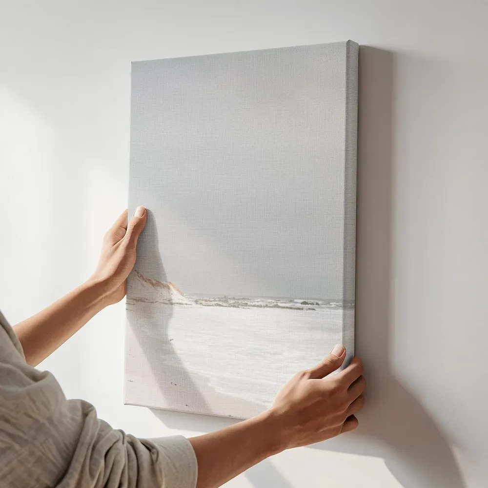 Sfeerimpressie: Duinen bij bewolkte zee terwijl het aan de muur wordt gehangen