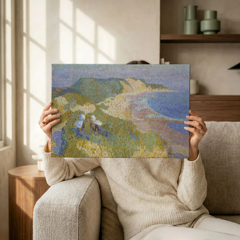 Sfeerimpressie: Duinen en zee bij Zoutelande van Jan Toorop terwijl het omhoog wordt gehouden