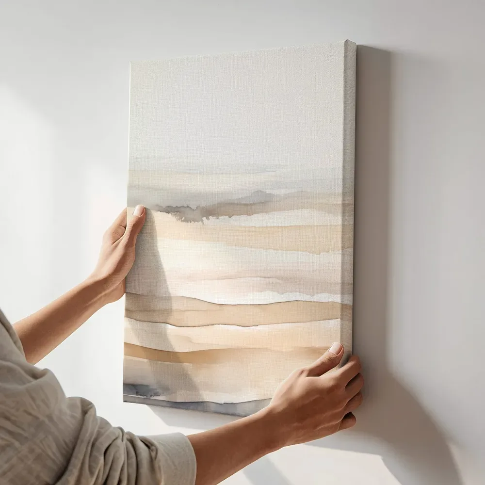 Sfeerimpressie: Duinlandschap in pastel terwijl het aan de muur wordt gehangen