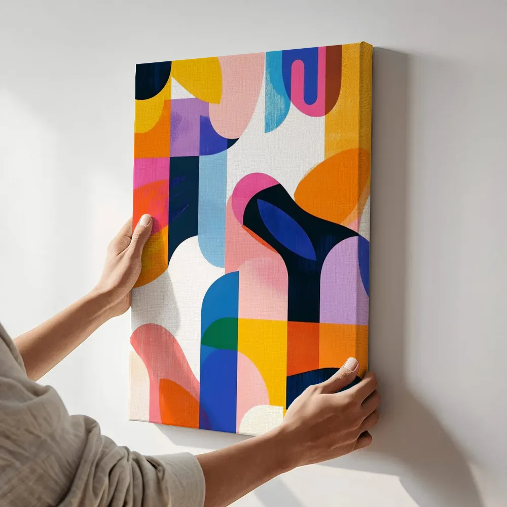 Sfeerimpressie: Dynamische abstracte collage in felle kleuren terwijl het aan de muur wordt gehangen