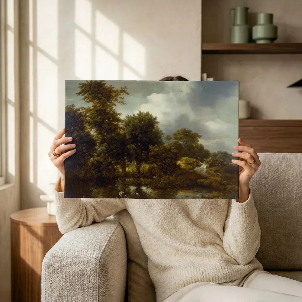 Sfeerimpressie: Een boslandschap met een vijver van Jacob van Ruisdael terwijl het omhoog wordt gehouden