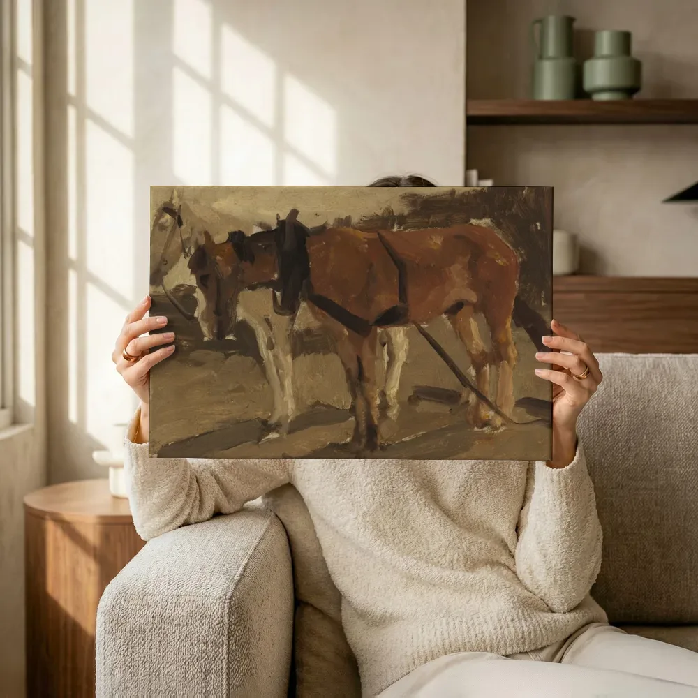 Sfeerimpressie: Een bruin en een wit paard te Scheveningen terwijl het omhoog wordt gehouden
