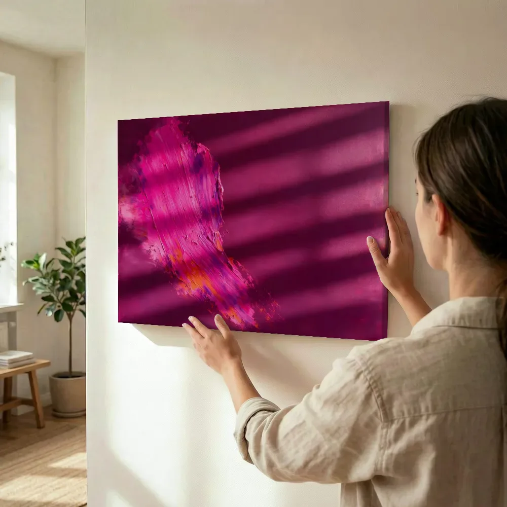 Sfeerimpressie: Eén gebaar aan de linkerrand in vol magenta terwijl het wordt opgehangen