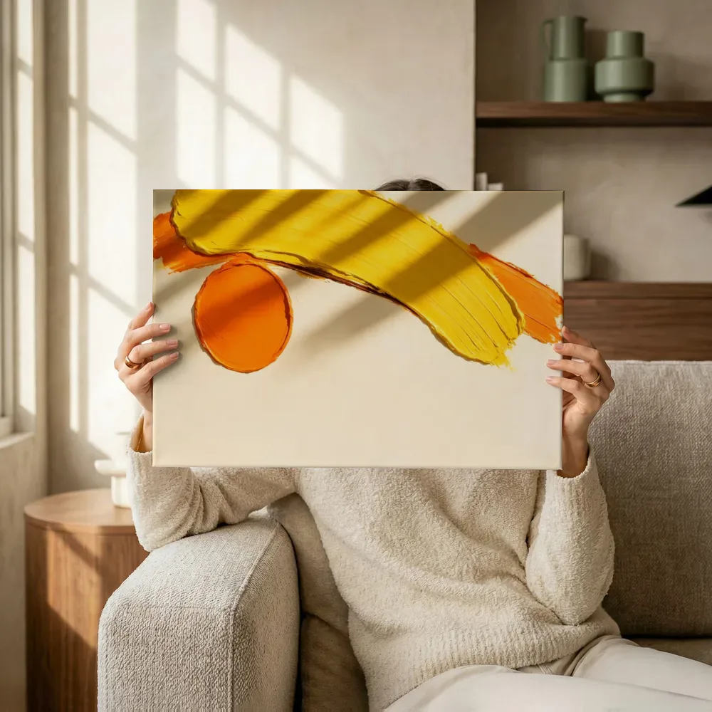 Sfeerimpressie: Eén gebaar buiten beeld in zonnig geel terwijl het omhoog wordt gehouden