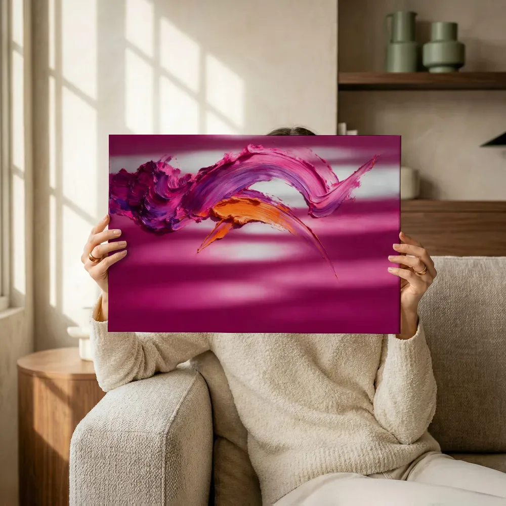 Sfeerimpressie: Eén gebaar hoog in beeld in vol magenta terwijl het omhoog wordt gehouden