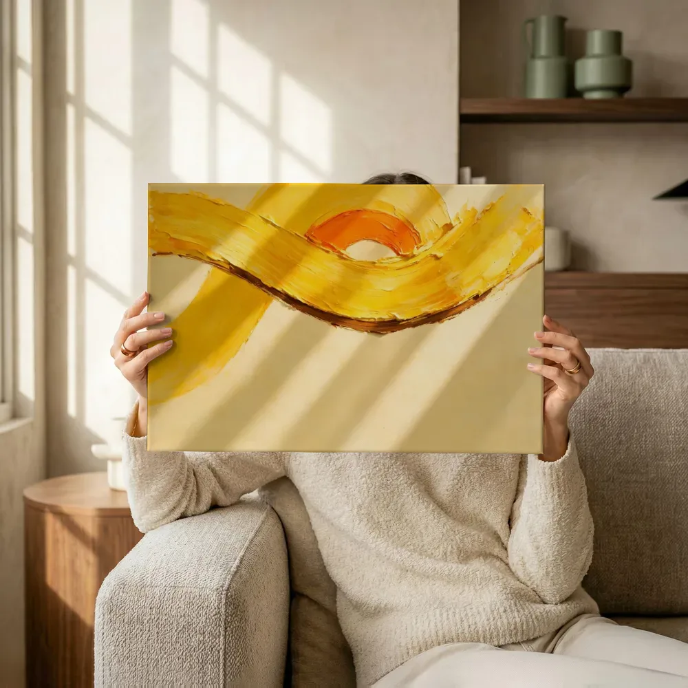 Sfeerimpressie: Eén gebaar hoog in beeld in zonnig geel terwijl het omhoog wordt gehouden