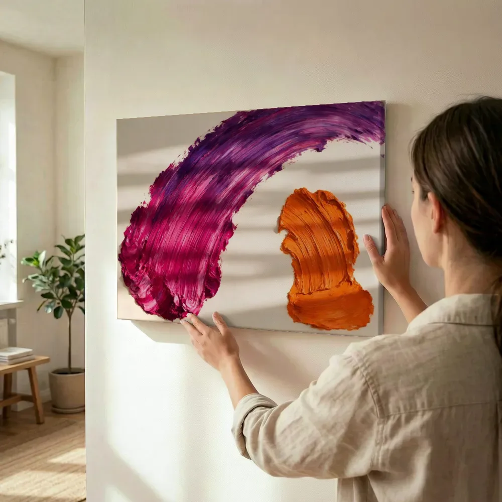 Sfeerimpressie: Eén gebaar in twee massa's in vol magenta terwijl het wordt opgehangen