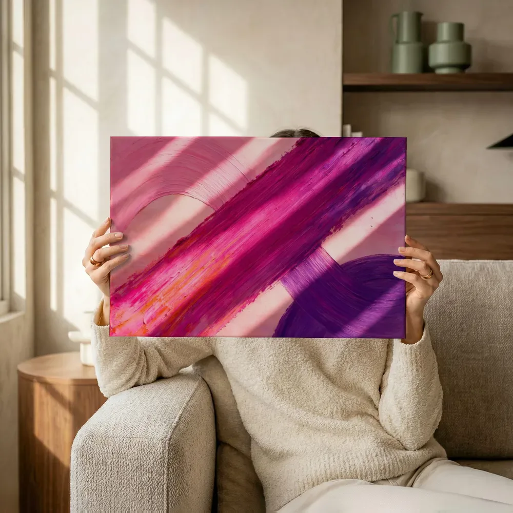 Sfeerimpressie: Eén gebaar op de diagonaal in vol magenta terwijl het omhoog wordt gehouden
