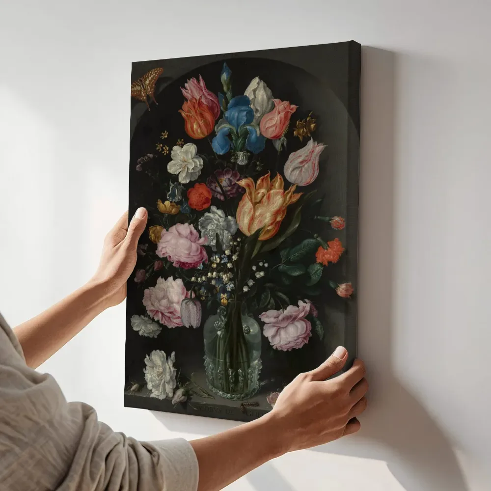 Sfeerimpressie: Een glas met bloemen van Jacob de Gheyn II terwijl het aan de muur wordt gehangen