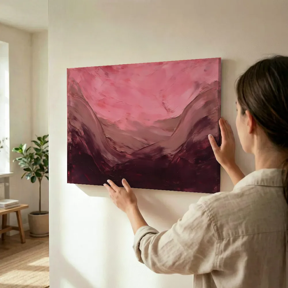 Sfeerimpressie: Eén kleur buiten beeld in roze en aubergine terwijl het wordt opgehangen