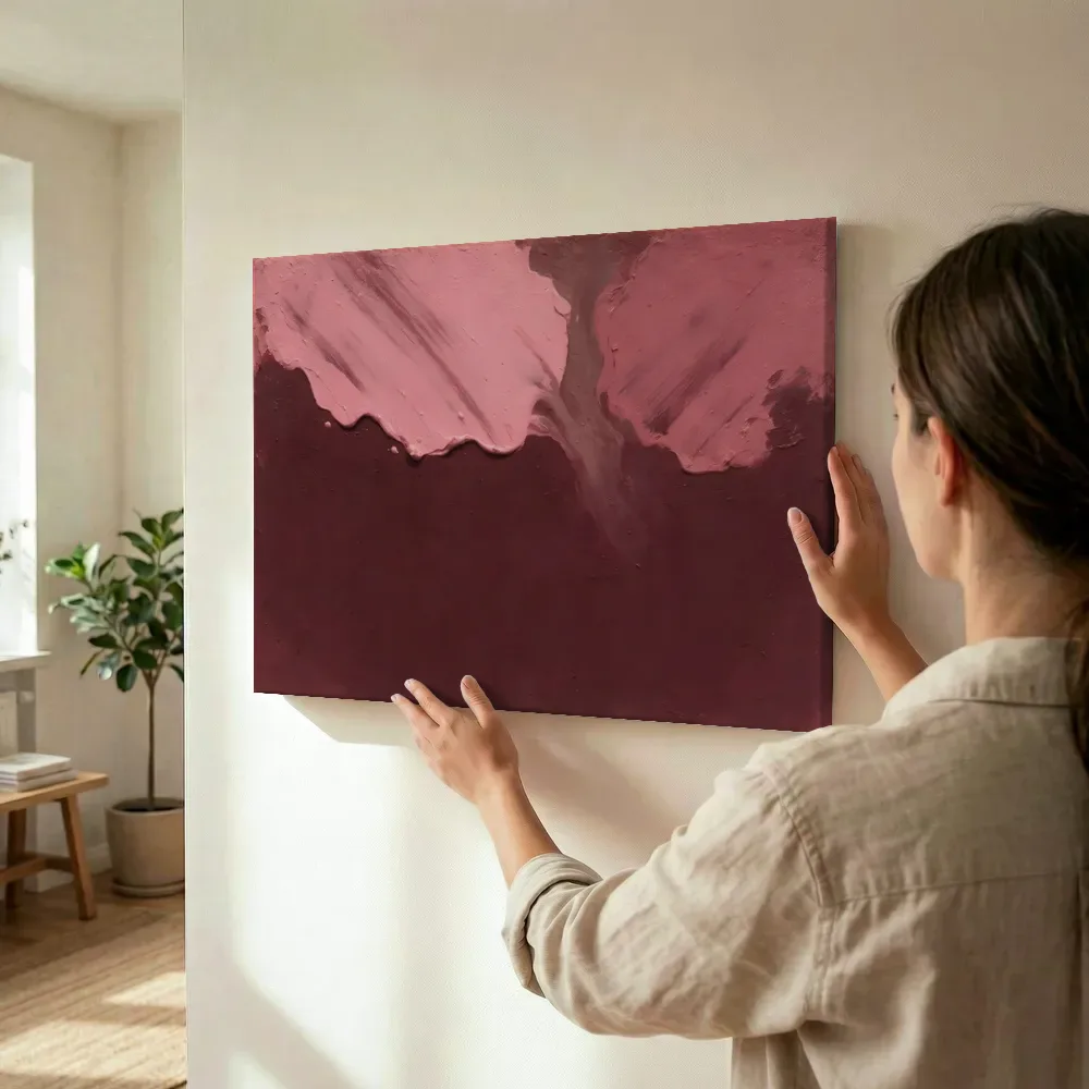 Sfeerimpressie: Eén kleur hoog in beeld in roze en aubergine terwijl het wordt opgehangen