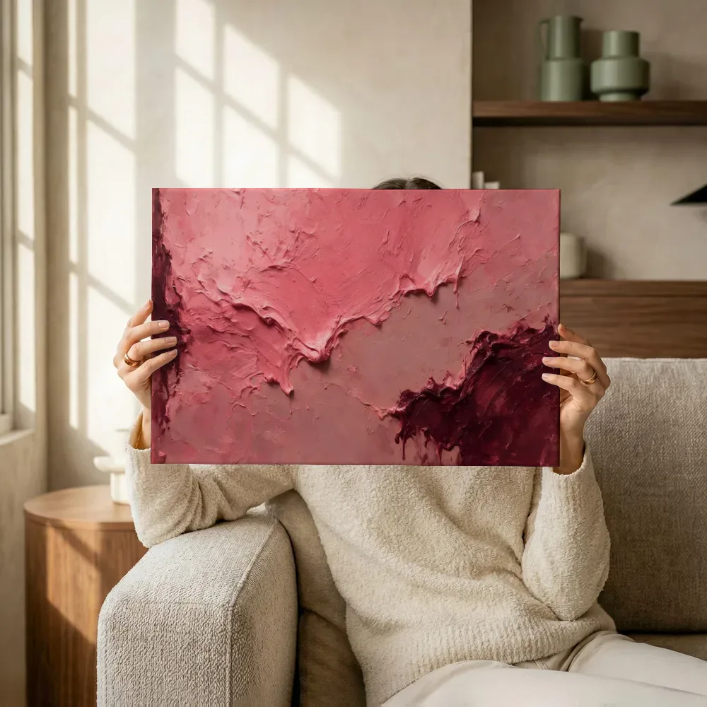 Sfeerimpressie: Eén kleur in twee massa's in roze en aubergine terwijl het omhoog wordt gehouden