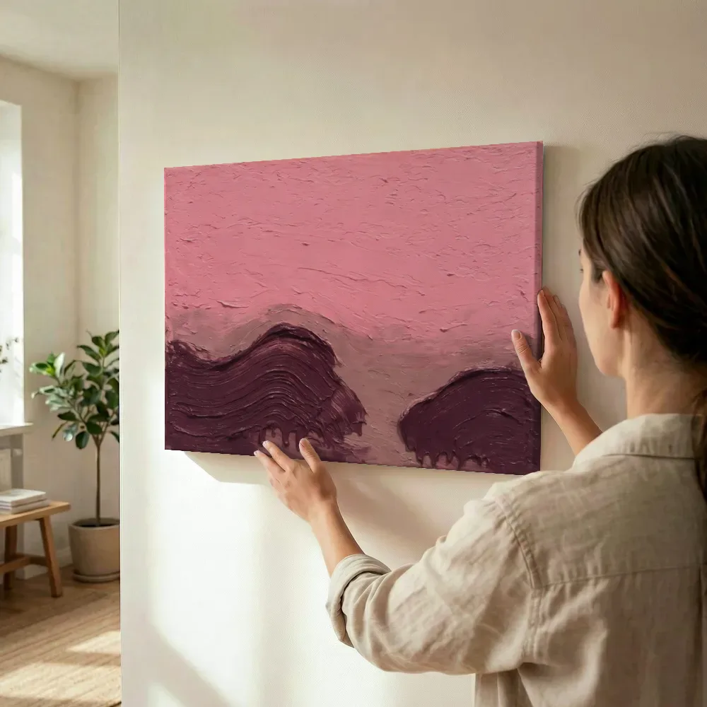 Sfeerimpressie: Eén kleur laag in beeld in roze en aubergine terwijl het wordt opgehangen