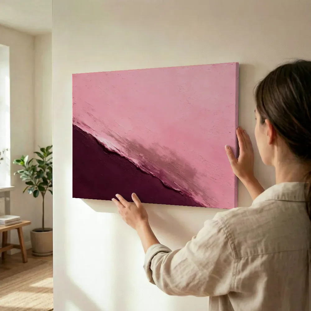 Sfeerimpressie: Eén kleur op de diagonaal in roze en aubergine terwijl het wordt opgehangen