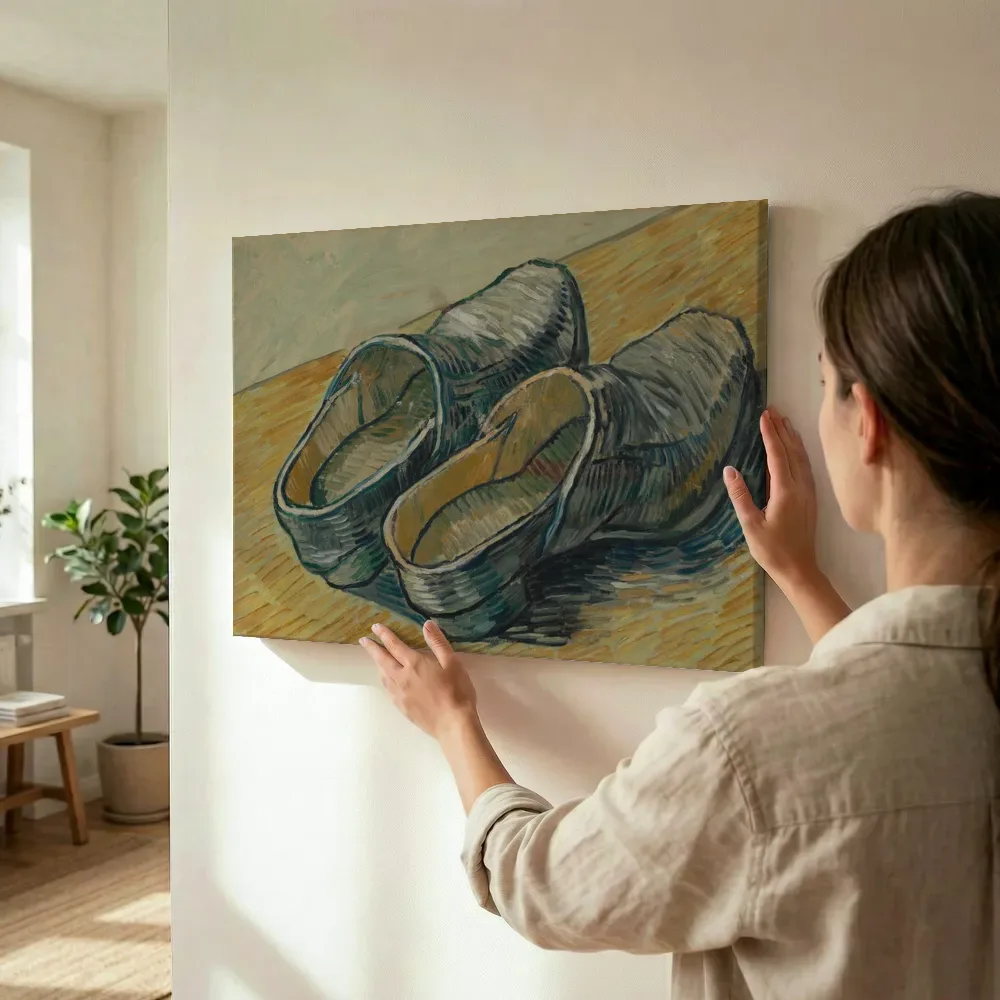 Sfeerimpressie: Een paar leren klompen van Vincent van Gogh terwijl het wordt opgehangen