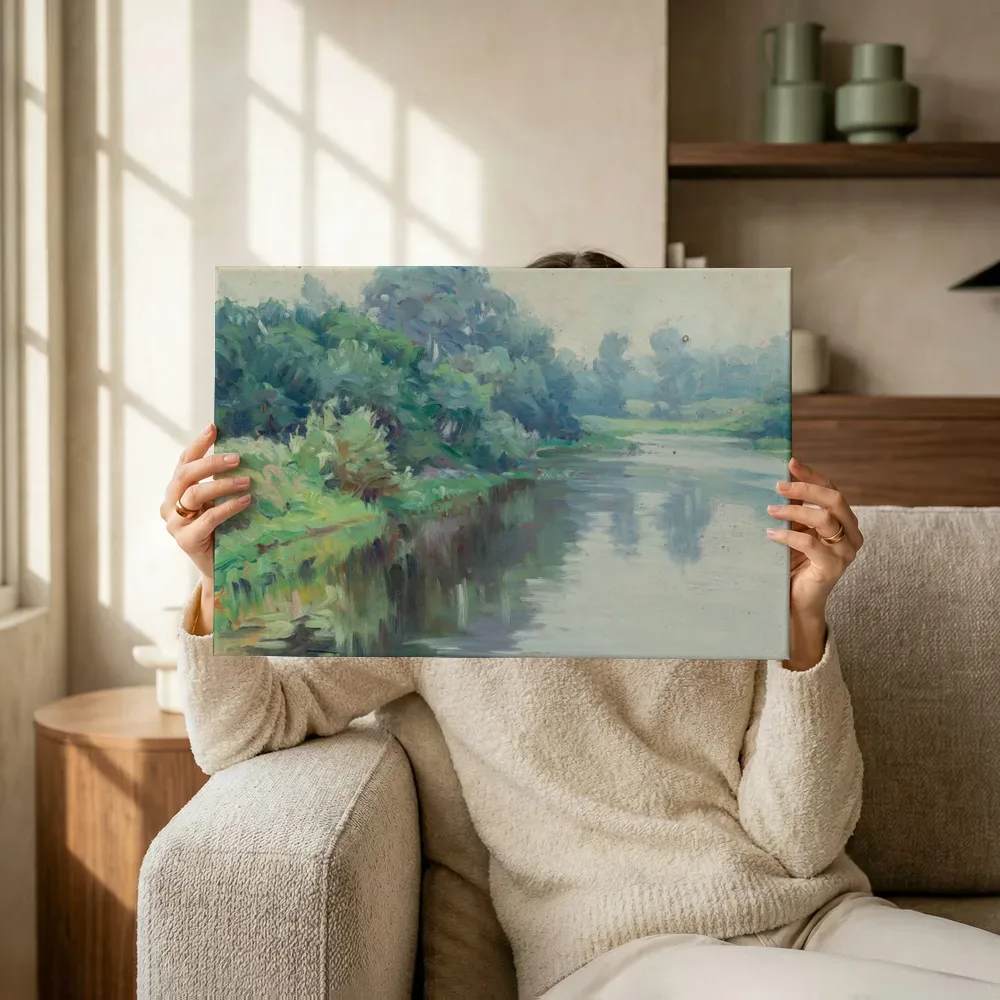 Sfeerimpressie: Een stille rivier op een grijze dag van Mabel May Woodward terwijl het omhoog wordt gehouden