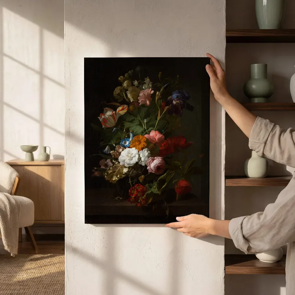 Sfeerimpressie: Een vaas met bloemen van Rachel Ruysch naast de kast