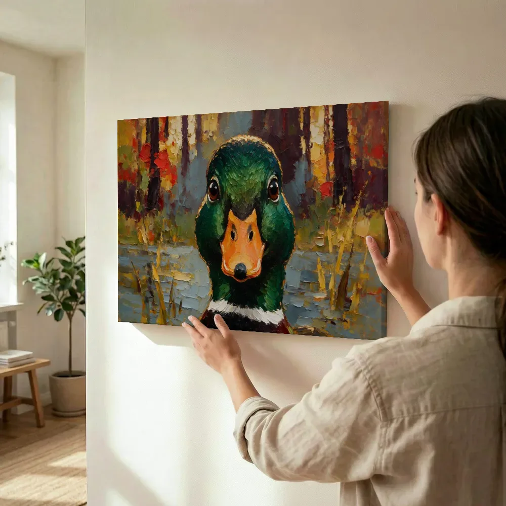 Sfeerimpressie: Eend portret tussen de bomen in amber terwijl het omhoog wordt gehouden