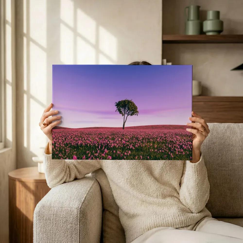 Sfeerimpressie: Eenzame boom in roze bloemenveld terwijl het omhoog wordt gehouden