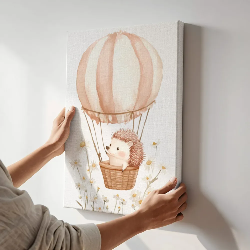 Sfeerimpressie: Egeltje in luchtballon terwijl het aan de muur wordt gehangen