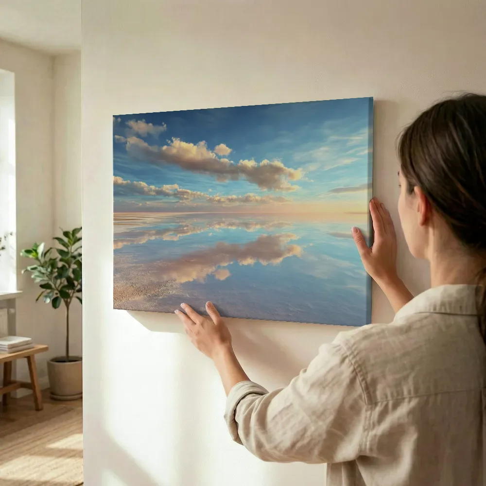 Sfeerimpressie: Eindeloos zoutmeer met wolkenreflectie terwijl het wordt opgehangen