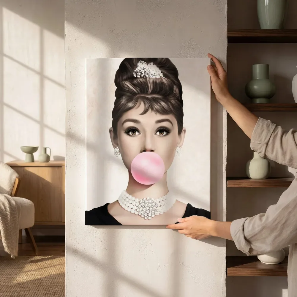 Sfeerimpressie: Elegante dame met parels en bubbelgum naast de kast