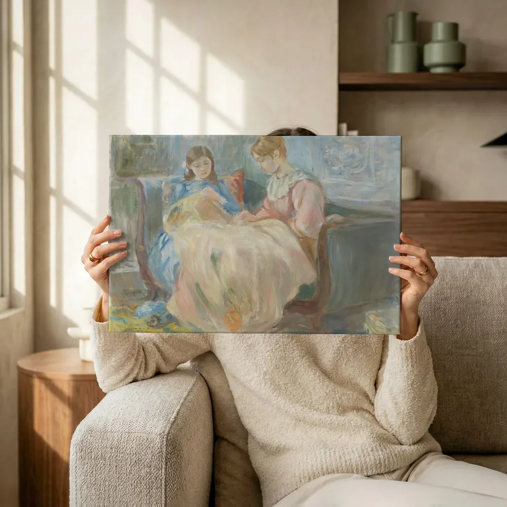Sfeerimpressie: Embroidery, 1889, 2022.1526 van Berthe Morisot terwijl het omhoog wordt gehouden
