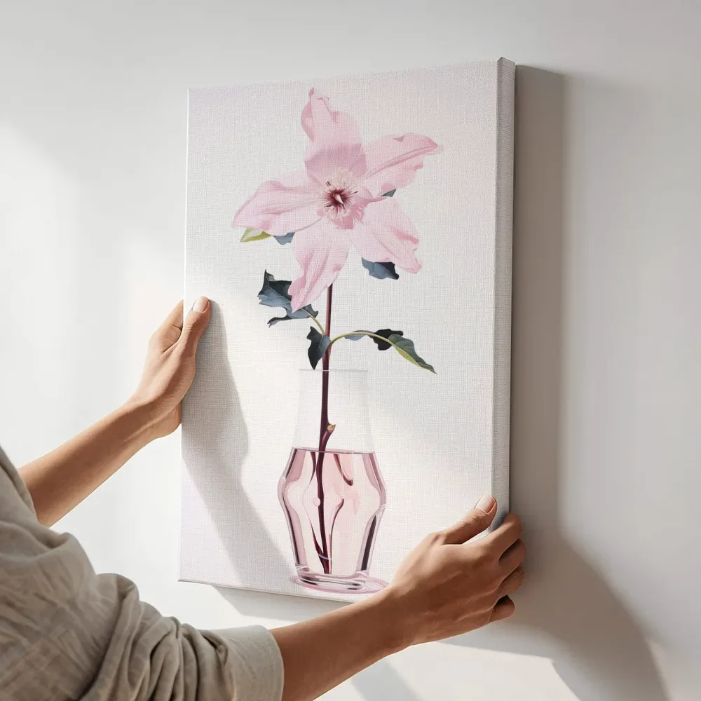 Sfeerimpressie: Enkele roze bloem in glazen vaasje terwijl het aan de muur wordt gehangen