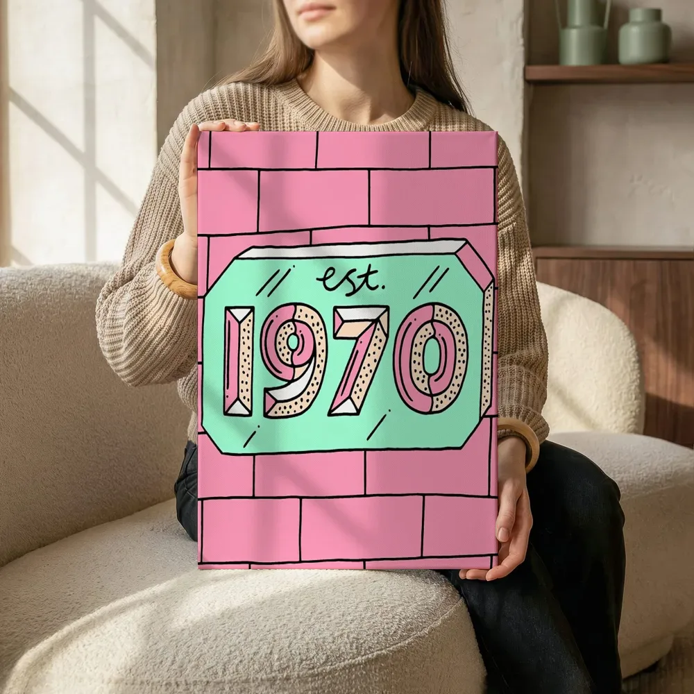 Sfeerimpressie: Est. 1970 retro gevelsteen terwijl het zittend wordt getoond