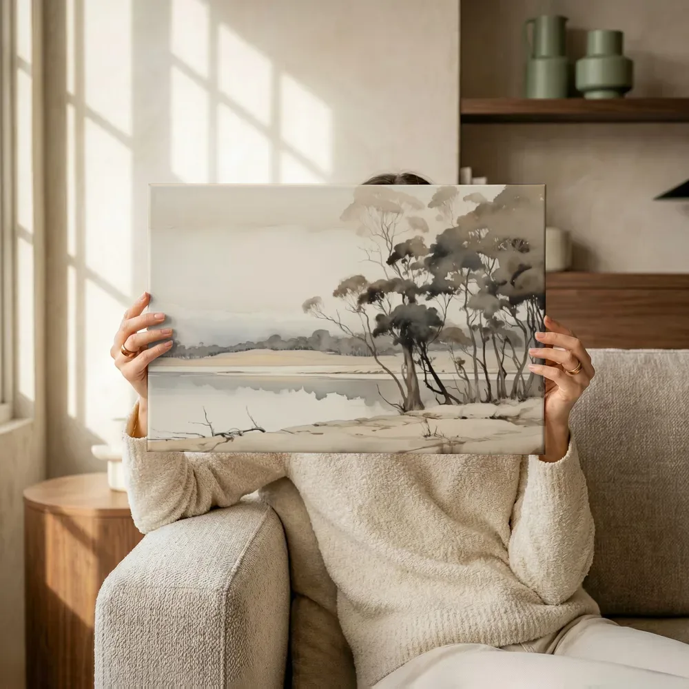 Sfeerimpressie: Eucalyptusbomen aan meer in sepia aquarel terwijl het omhoog wordt gehouden
