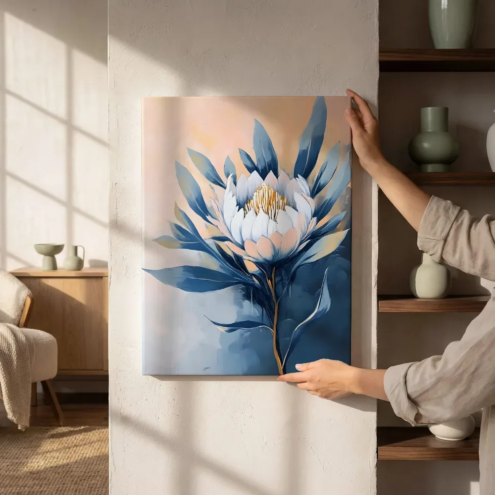 Sfeerimpressie: Exotische bloem in blauwgrijs naast de kast